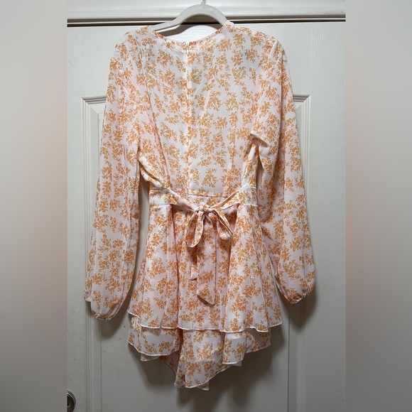 Like New Floral Romper. Size large. Worn once - Picture 4 of 7
